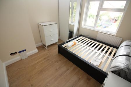 3 bedroom semi-detached house to rent - Photo 3