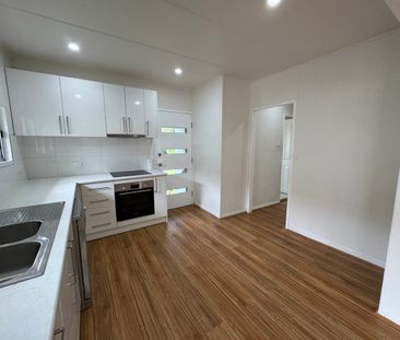 Stylish Renovated Home | Big Yard + Workshop | Air-Conditioning - Photo 5