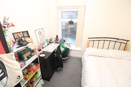 Flat For Rent 1 Stow Hill, Pontypridd - Photo 2