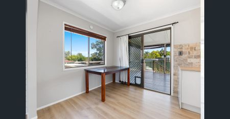 Huge Family Entertainer with Dual Living & Multiple Outdoor Spaces - Photo 4