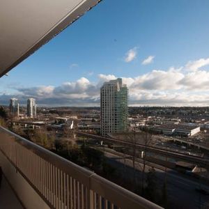 Brentlawn Towers: Renovated 2 Bedroom Suite - Photo 2