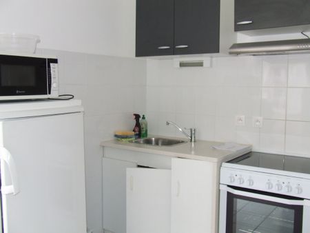 A LOUER - VILLEDIEU CENTRE - studio MEUBLÉ - plain-pied - 22 m² - Photo 4