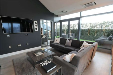 One of Manchester's finest - A unique four bedroom triplex apartment with luxury principal suite situated in the sought after No.1 Deansgate development. - Photo 2