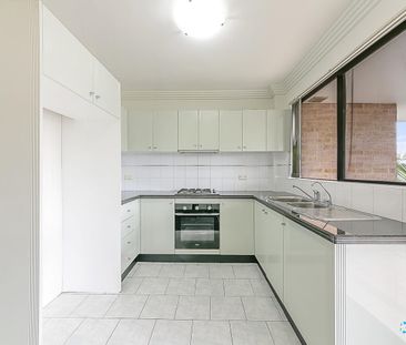 Top floor unit with air-conditioning and gas cooking - Photo 3