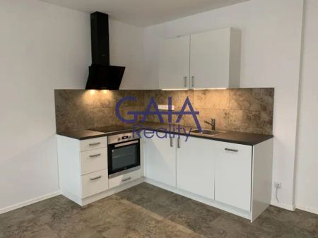 Pronájem prostorného bytu 1+kk s balkonem v Rohatci - Photo 2