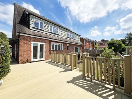 4 bedroom Detached house to rent - Photo 2