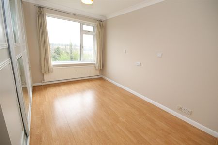 2 bedroom Flat to let - Photo 2