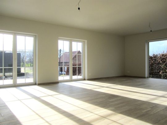 Prachtige halfopen pastoriewoning van 160m² met zuidgericht terras v 31m², balkon, zonnepanelen en drie staanplaatsen. - Photo 1