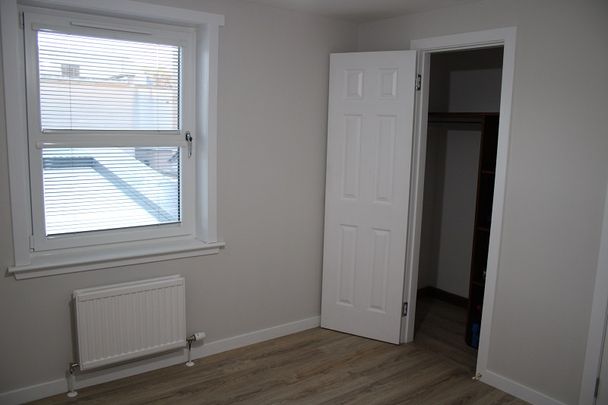 IMMACULATE 2 BED FLAT – BROCHTIE COURT, BROUGHTY FERRY - Photo 1