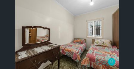 3 BED 1 BATH CHARMING HOME - Photo 3