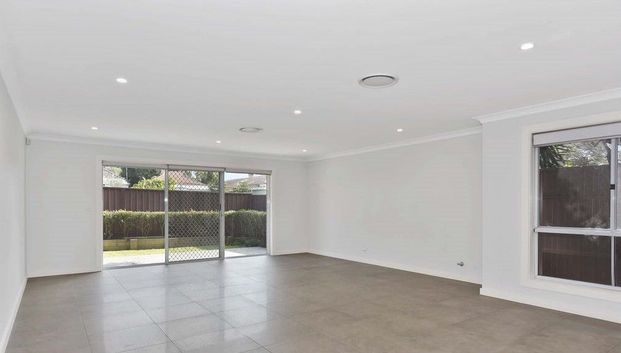 LARGE FAMILY HOUSE! - Photo 1