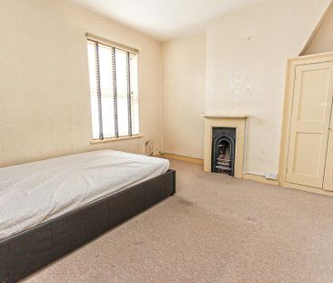 4 bedroom end of terrace house to rent - Photo 5