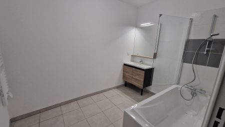 location Appartement T3 DE 60.36m² À ARLES - Photo 2