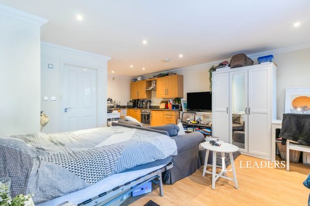 studio to rent Priory Mews, Guildford Street, Chertsey, KT16 - Photo 1