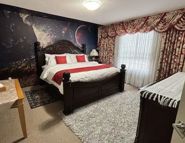 Fully Furnished (as seen in the pictures) Family-friendly and Spacious — 3 Bedrooms+ Den House - Photo 1
