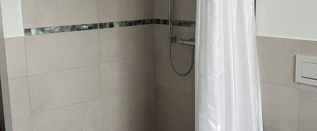 Himmlischer Dachtraum mit Fußbodenheizung und exklusivem Bad im Erstbezug! Lift! - Photo 1