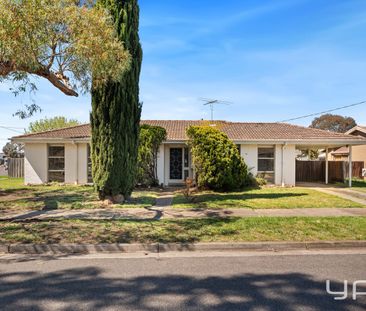 COMFORTABLE FAMILY LIVING ON A GENEROUS BLOCK! - Photo 4