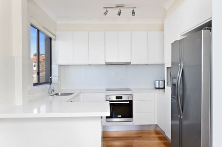 Unfurnished 3 Bedroom Apartment In the heart of Coogee! - Photo 4