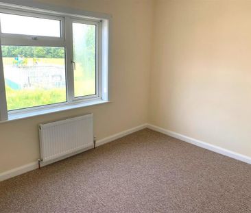 3 bedroom end of terrace house to rent - Photo 4