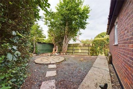 Effingham Lane, Copthorne, West Sussex, RH10 - Photo 3