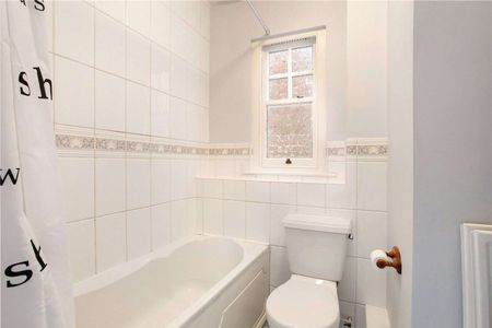 An excellent first floor apartment set in an attractive converted house. - Photo 5