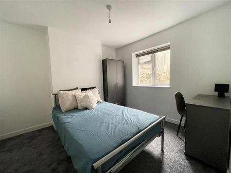 3 bedroom flat to rent - Photo 4