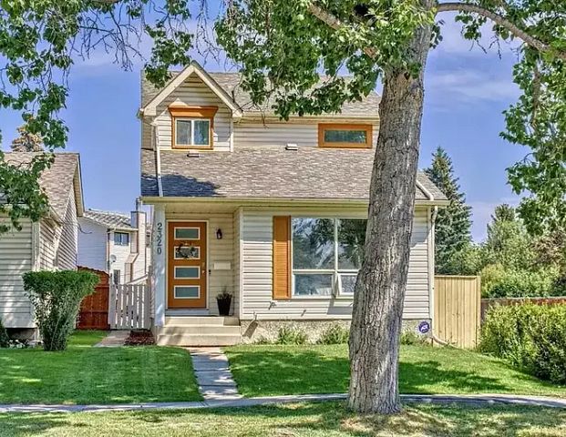 Spacious 4 Bedroom, 3.5 Bathrooms House In Desirable Woodlands | Calgary - Photo 1