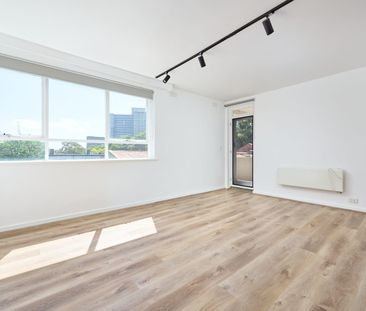 Stylish Renovated Apartment in Prime North Melbourne Location - Photo 2