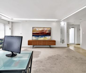 A Killarney Heights icon, family home in a prestige setting. - Photo 1