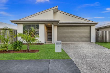 Spacious & Stylish Family Home in Parklakes - Photo 2