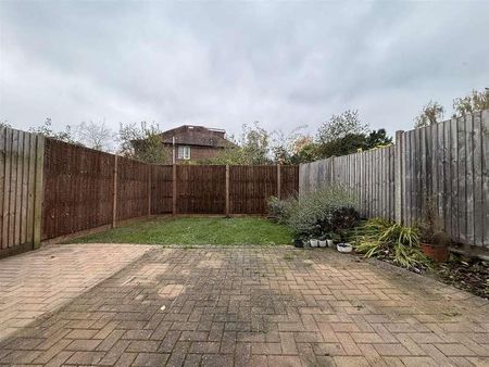 Edgwarebury Lane, Edgware, HA8 - Photo 4