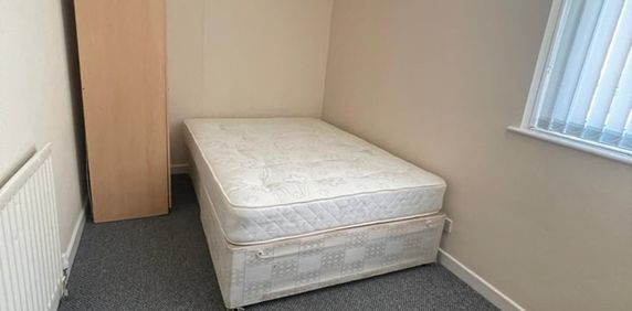 Room in a Shared House, Stratford Terrace, LS11 - Photo 2