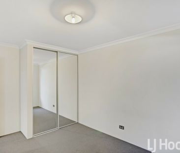 Spacious Family Home with Theatre, Office & Gourmet Kitchen in Soug... - Photo 3
