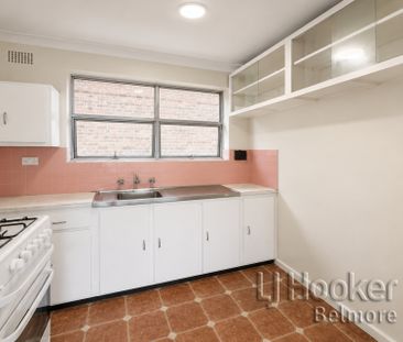 Spacious Two-Bedroom Unit in Prime Location! - Photo 1