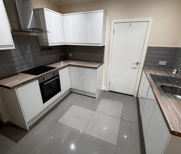 House - Terraced For Rent Ton Row, Pentre - Photo 2
