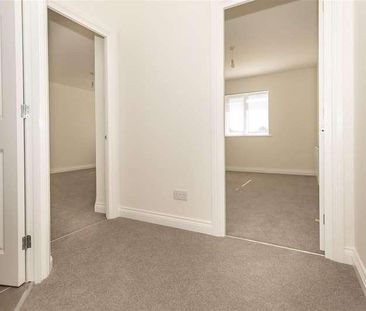 Woodland Grove, Epping, CM16 - Photo 4