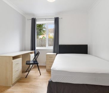 6 bedroom semi-detached house to rent - Photo 5