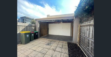 Large Bright Townhouse in the heart of North Melbourne - Photo 4