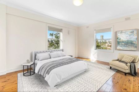 CHARMING 3 BEDROOM PLUS SUNROOM ART-DECO APARTMENT - Photo 4