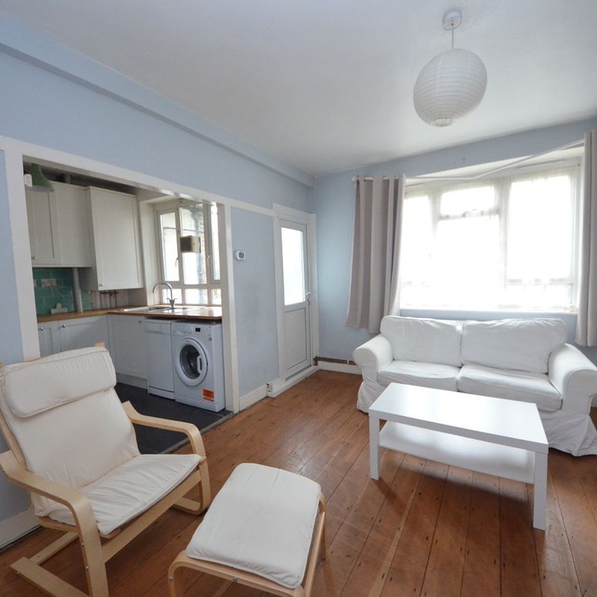 3 Bed Flat, Greenleaf Close, SW2 - Photo 1