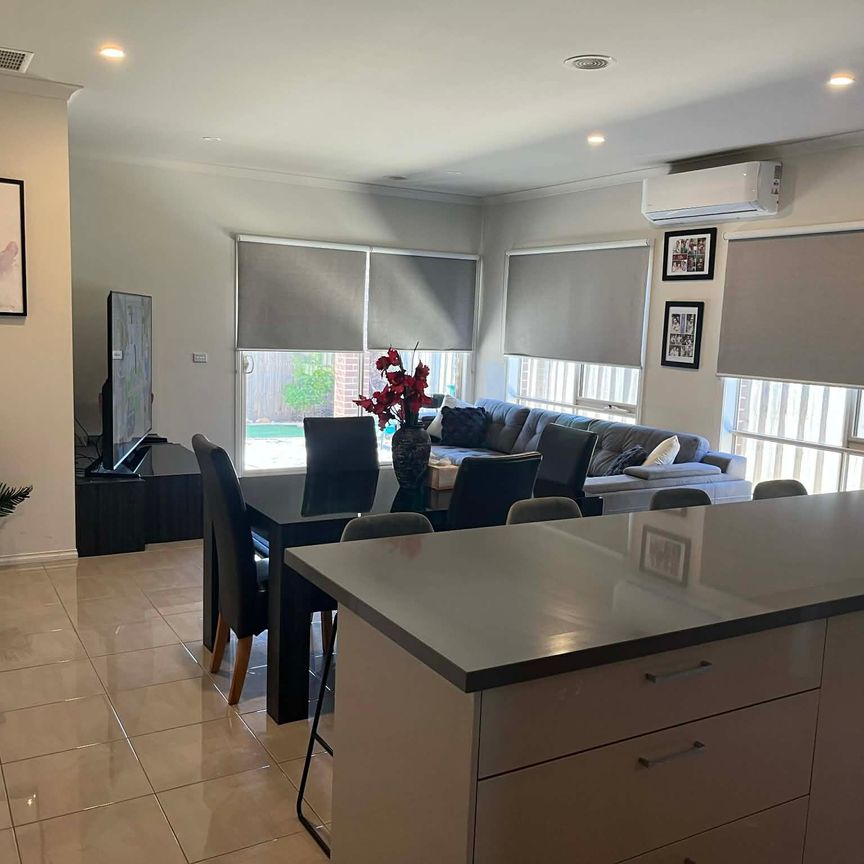 Cranbourne West - Photo 1