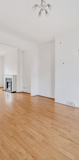 3 Bed Terraced House, St. Andrews Road, W3 - Photo 2