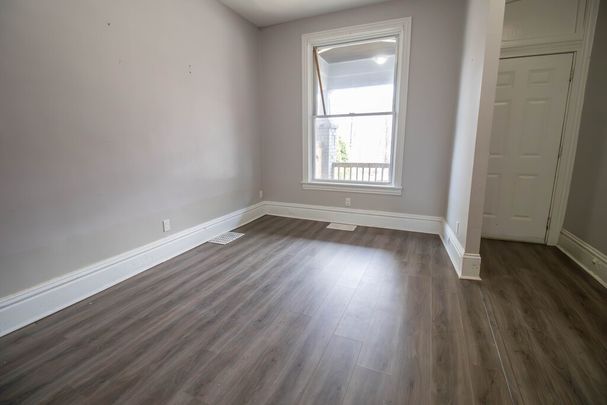 SPACIOUS 3 BEDROOM TOWNHOUSE IN HAMILTON!!! - Photo 1