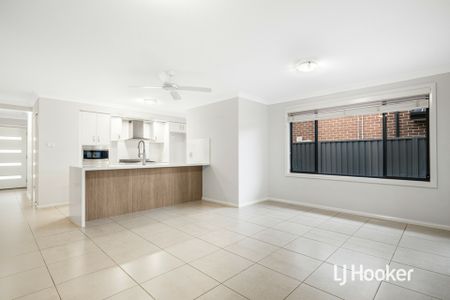 Beautiful 4 Bedroom Home - Available Now! - Photo 5