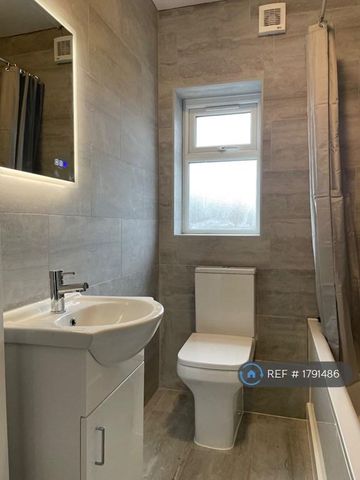 3 bedroom terraced house to rent - Photo 3