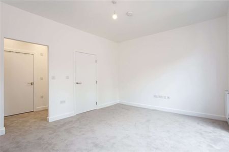 Recently built four double bedroom house with off street parking - Photo 5