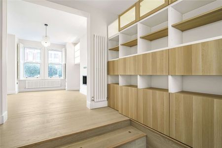 A stunning, family home moments from the river and the open spaces of Putney Common. - Photo 3