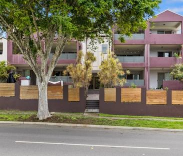 Spacious 2-Bedroom Apartment with Balcony & Secure Parking in Holla... - Photo 2