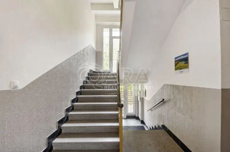 Prostorný a světlý byt 2+1 s balkonem 70m and sup2; přímo u Edenu - Фото 2