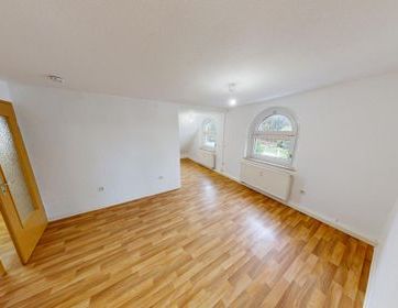 Charmante Dachgeschosswohnung mit offenem Wohn-/Essbereich - Photo 1